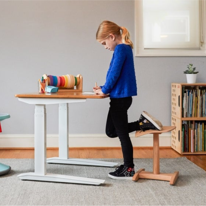 Ребенок за эргономичным столом.png